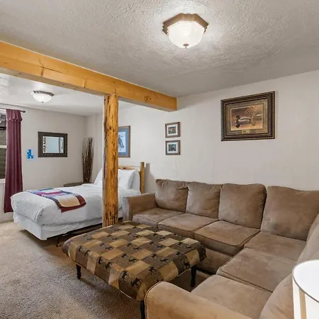 The Bucking Moose Hotel West Yellowstone Exterior photo